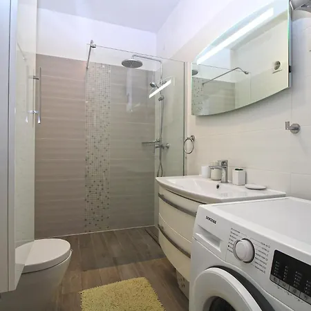 2420 Apartman Póla